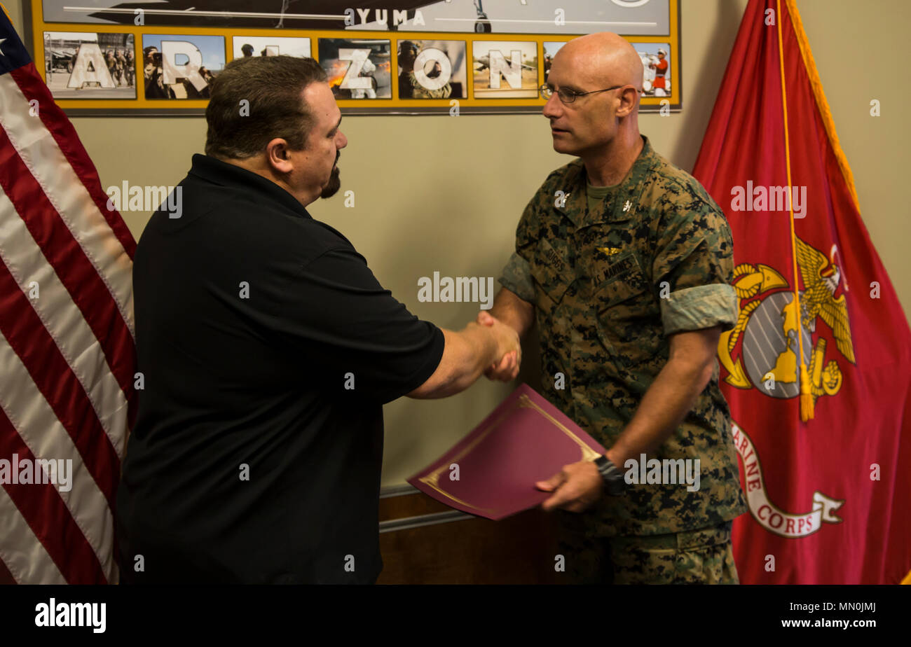 Us Marine Corps Oberst David Suggs (rechts), der kommandierende Offizier der Marine Corps Air Station Yuma, Ariz., erkennt Darren Ercanbrack (links), der MCAS Yuma Air Traffic Control (ATC) Supervisor, wie die MCAS Yuma Mitarbeiter des 3. Quartals, Aug 7, 2017. (U.S. Marine Corps Foto von Lance Cpl. Isaac D. Martinez) Stockfoto