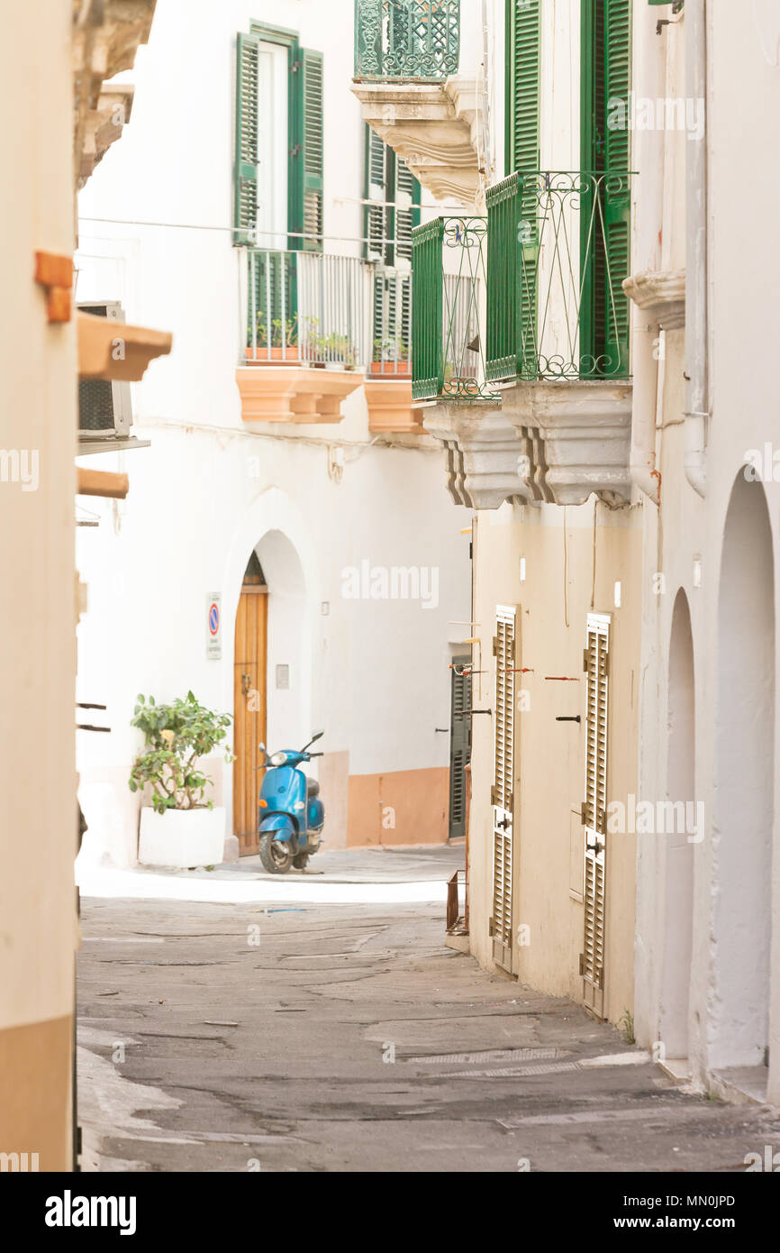 Gallipoli, Apulien, Italien - Schöne kleine Balkone in einem mittleren Alter Gasse Stockfoto