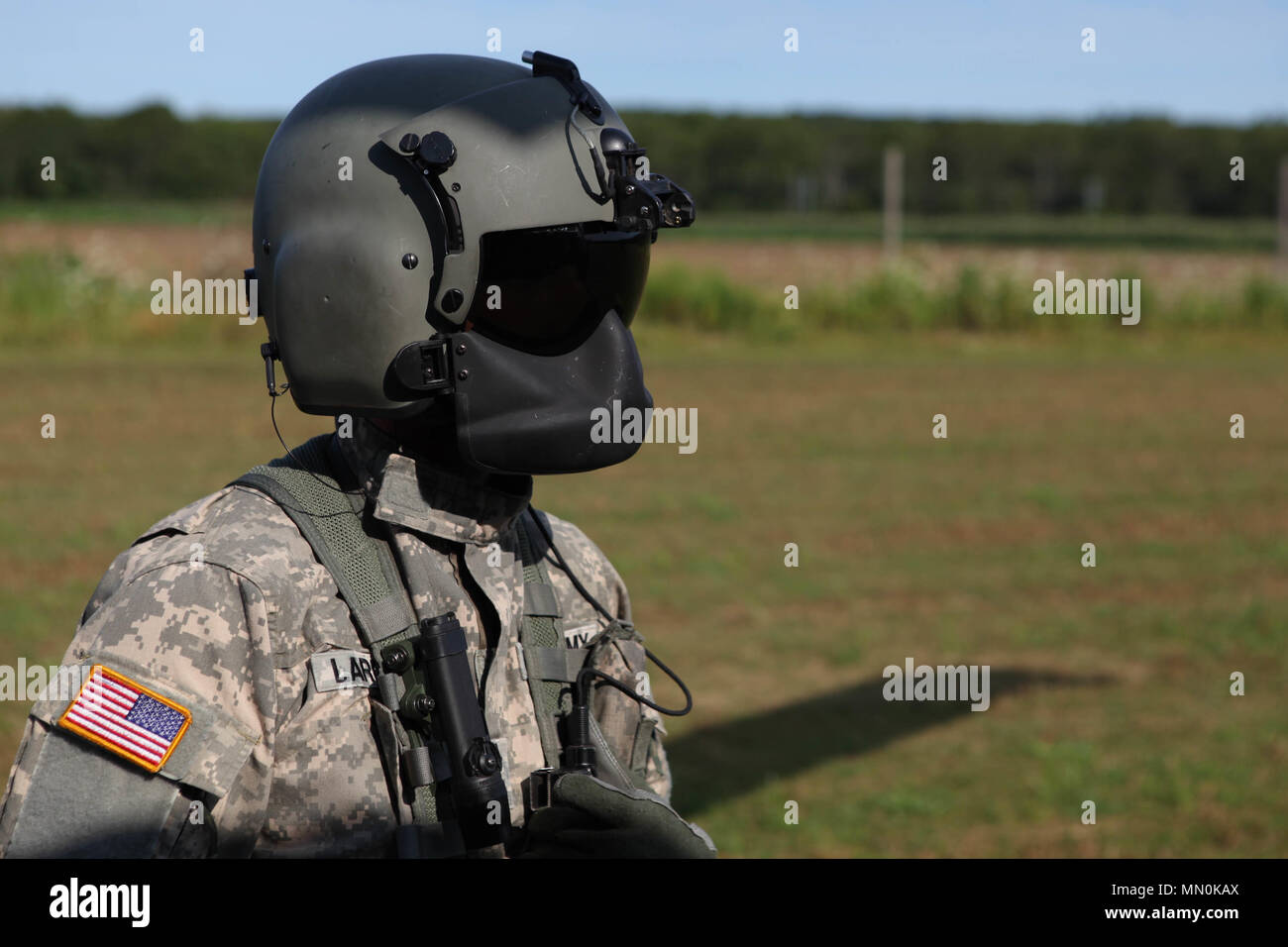 U.S. Army UH-60 Blackhawk Crew Chief prüft seine Flugzeuge vor während Leapfest 2017 an der Universität von Rhode Island, West Kingston, R.I., Aug 6, 2017. Leapfest ist der größte und am längsten bestehende, internationale statische Linie Fallschirm Training und Wettbewerb veranstaltet vom 56. Truppe den Befehl, Rhode-Island Army National Guard hohe technische Ausbildung zu fördern und Korpsgeist innerhalb der internationalen Gemeinschaft in der Luft. (U.S. Armee Foto von Pfc. Lucas Wenger) Stockfoto