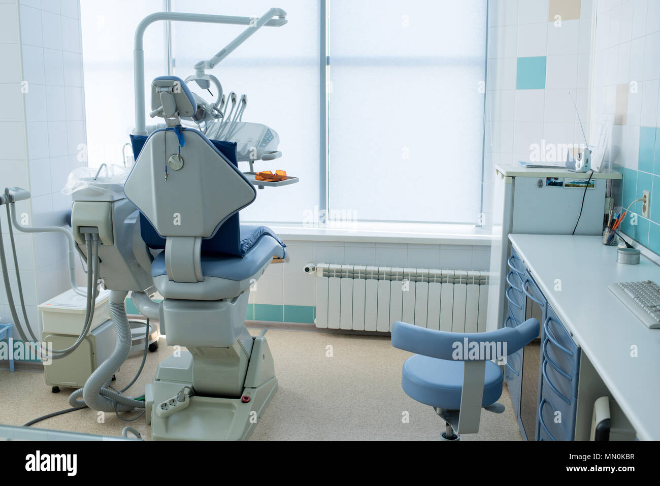 Innenraum der moderne helle Büro arbeiten mit Sitz und Desktop der Zahnarzt. Stockfoto