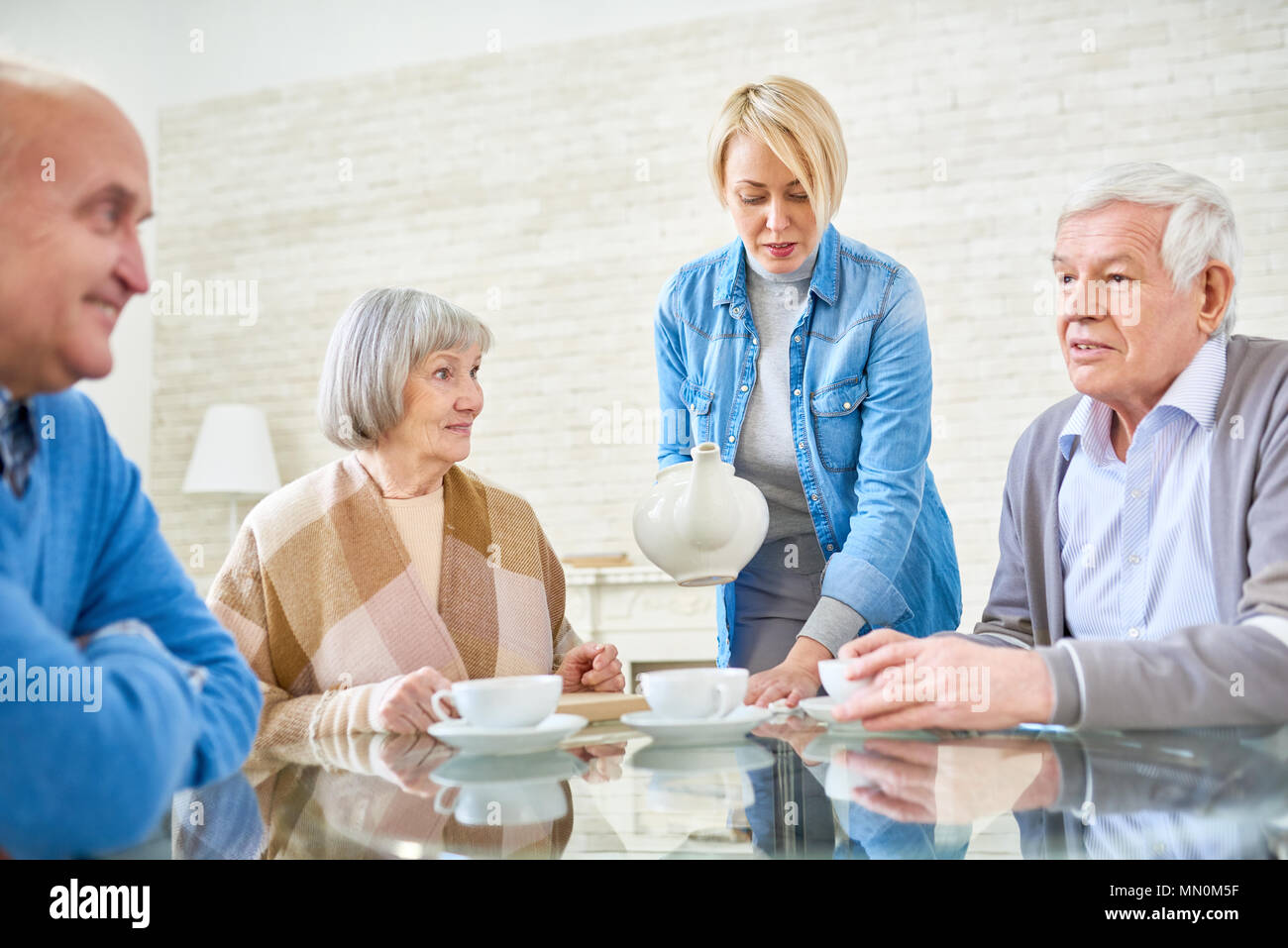 Frau Giessen Kaffee Fur Altere Patienten In Betreutes Wohnen Zu