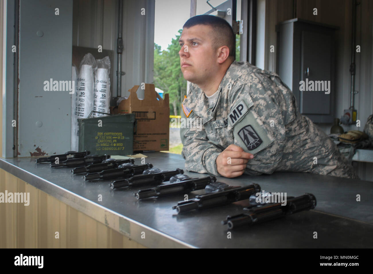 Armee-reservesoldat SPC. Dylan Torkelson, eine militärische Polizei Soldat, der propst Marschall-büro zugeordnet, 335.- Signal (Theater) wartet, um M 9 9-mm-Pistolen, die auf eine Qualifikation Kurs auf Joint Base Mc Guire-Dix - Lakehurst, Aug. 7 verwendet wird. Mehr als 100 Soldaten aus der Armee finden 335 SC (T) Sitz in East Point, Georgien sind an der Basis die Durchführung einer Vielzahl von Übungen im Rahmen der jährlichen Schulung der Einheit. (Offizielle US-Armee finden Foto von SPC. Matthew E. Drawdy) Stockfoto