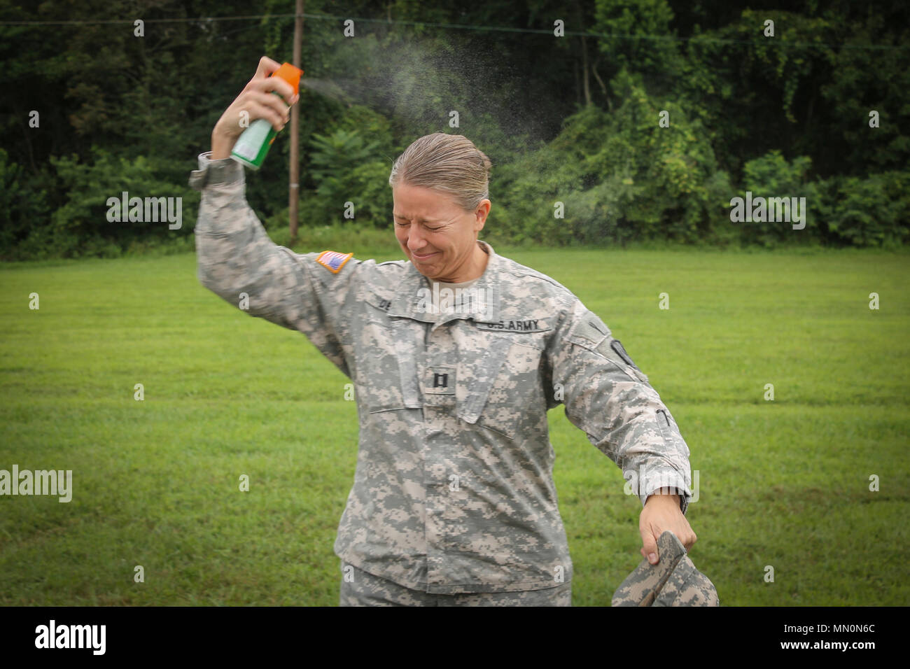 Armee-reservesoldat Kapitän Jennifer Dennis, G-1 personal management Branch Chief, 335.- Signal (Theater) Sprays selbst mit Insektenspray zu Zecken und andere Insekten in der New Jersey Wälder während ein Land navigation Übung auf gemeinsamer Basis Mcguire-Dix - Lakehurst, New Jersey, 12.08.8 vermeiden. Mehr als 100 Soldaten aus der Armee finden 335 SC (T) Sitz in East Point, Georgien sind an der Basis die Durchführung einer Vielzahl von Übungen im Rahmen der jährlichen Schulung der Einheit. (Offizielle US-Armee finden Foto von SPC. Matthew E. Drawdy) Stockfoto