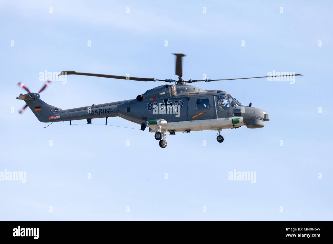 BERLIN/Deutschland - am 28. APRIL 2018: Deutsche militärische deck Hubschrauber Sea Lynx MK 88A fliegen am Flugplatz Schönefeld/Berlin. Die Sea Lynx ist in Su eingesetzt Stockfoto