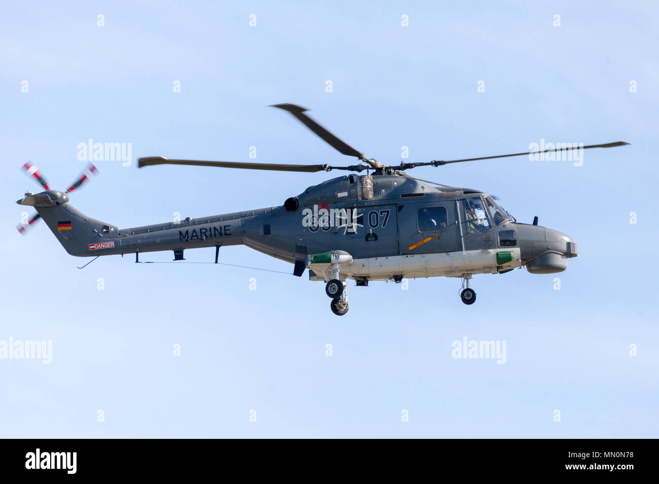 BERLIN/Deutschland - am 28. APRIL 2018: Deutsche militärische deck Hubschrauber Sea Lynx MK 88A fliegen am Flugplatz Schönefeld/Berlin. Die Sea Lynx ist in Su eingesetzt Stockfoto