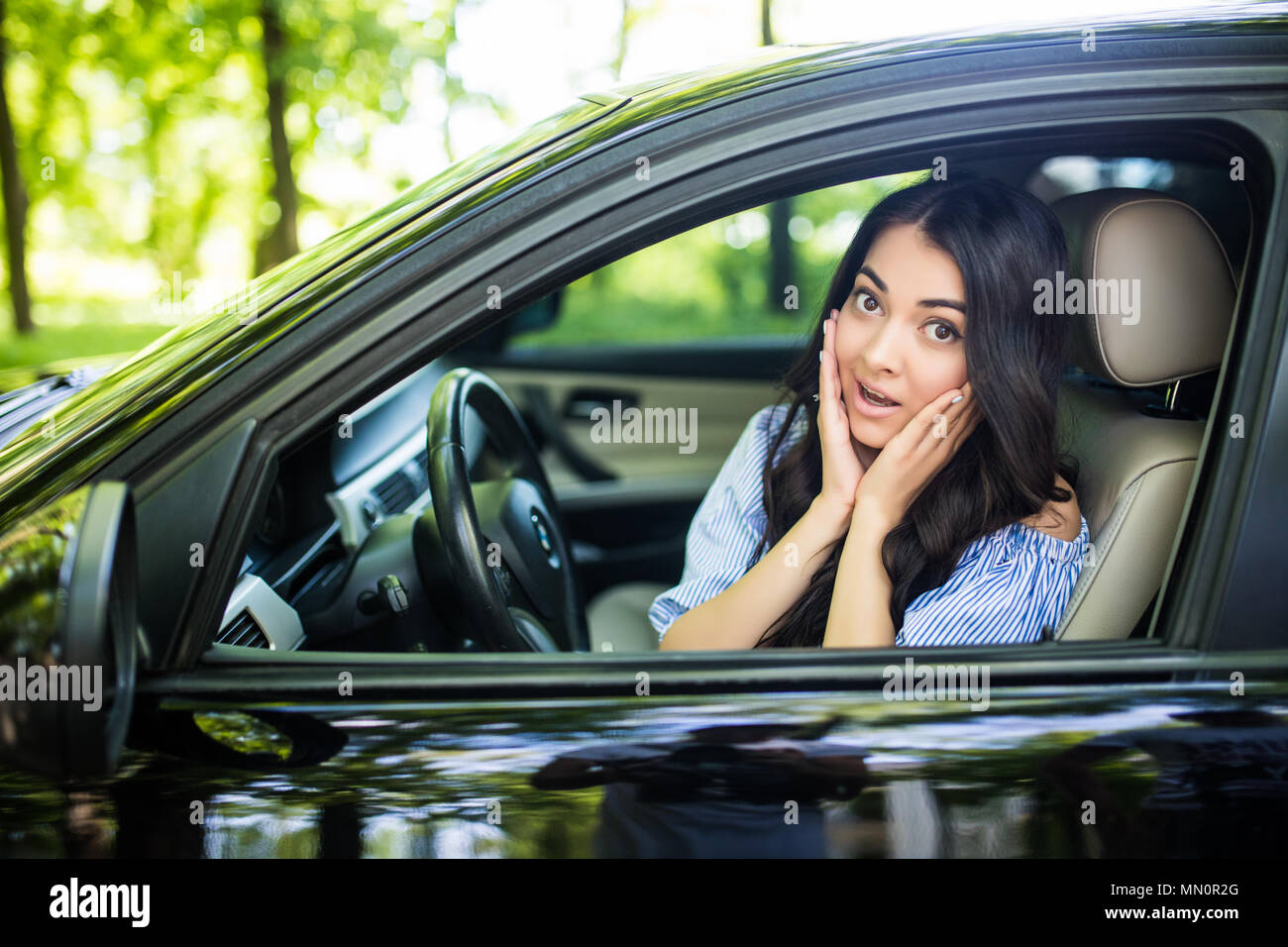 Abgelenkt Schreck Gesicht einer Frau fahren Auto, weit geöffneten Mund Augen holding Radseite Fenster anzeigen. Negative menschliche Gesicht expression emotion Reaktion. T Stockfoto