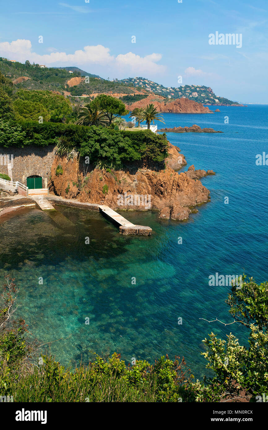 Kleine Badebucht an der felsigen Küste von Le Trayas, Esterel region, Departements Var, Alpes-de-Haute-Provence, Südfrankreich, Frankreich, Europa Stockfoto