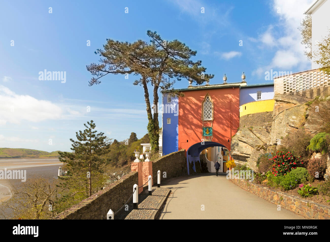 Gewölbte Tor zum Portmeirion, ein malerischer Ferienort, an der Mündung des River Dwyryd, Porthmadog, Snowdonia, North Wales, UK. Stockfoto