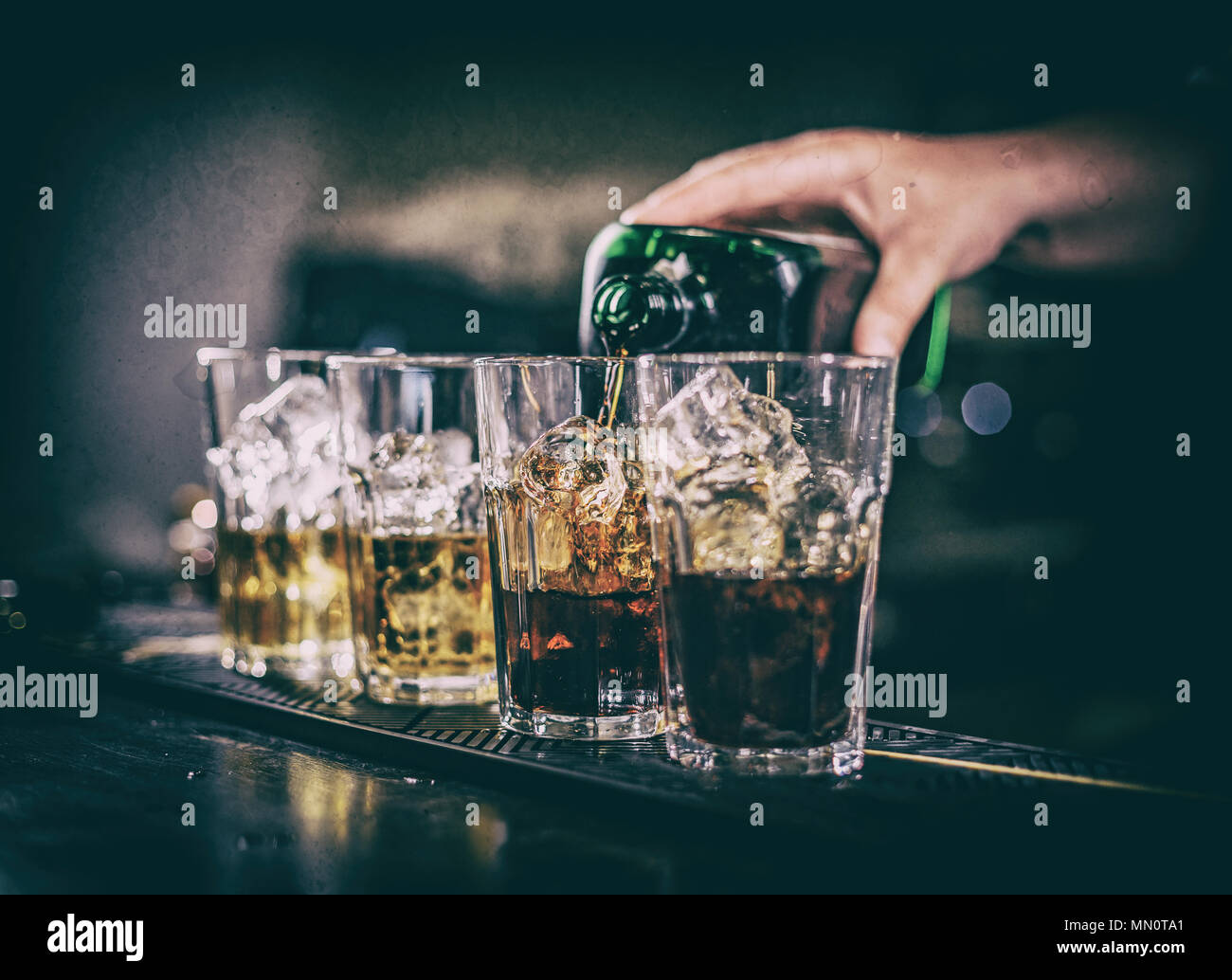 Barkeeper Cocktail, wandte sich Alkohol im Glas Stockfoto