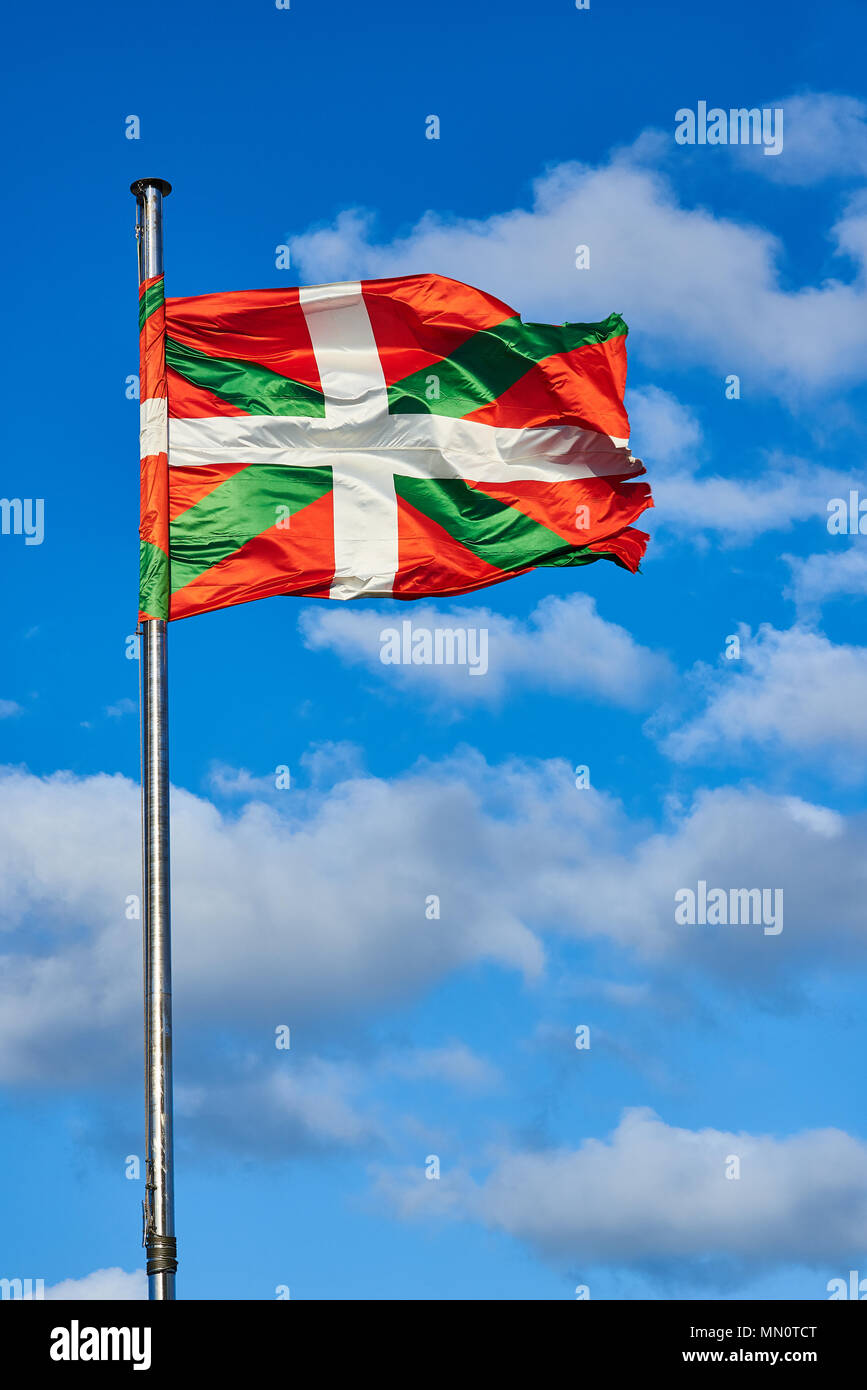 Ikurrina, Baskenland Flagge schwenkten auf einen blauen Himmel. Spanien. Stockfoto