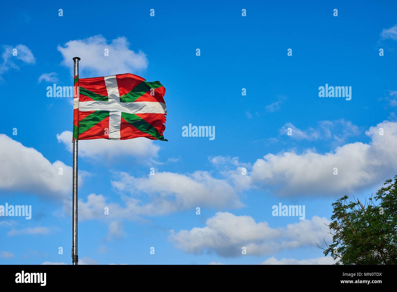Ikurrina, Baskenland Flagge schwenkten auf einen blauen Himmel. Spanien. Stockfoto
