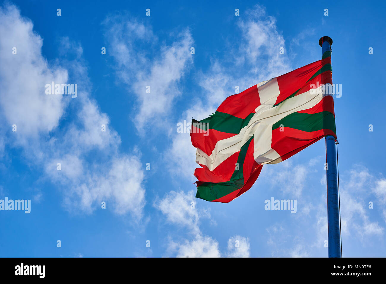Ikurrina, Baskenland Flagge schwenkten auf einen blauen Himmel. Spanien. Stockfoto