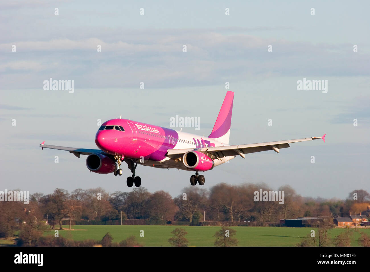 LZ-wza Wizz Air Airbus A320-232 der Landung am Flughafen London Luton. 17. Dezember 2006. Stockfoto