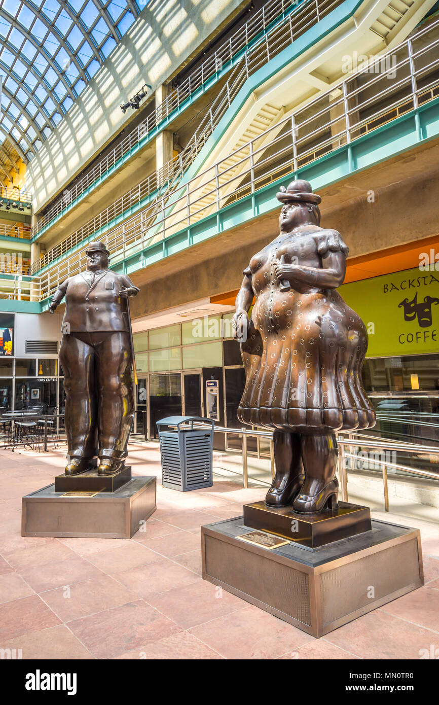 3 Frau' und 'Man' Skulpturen von Fernando Botero, Denver Performing Arts Center, Colorado, USA. Stockfoto