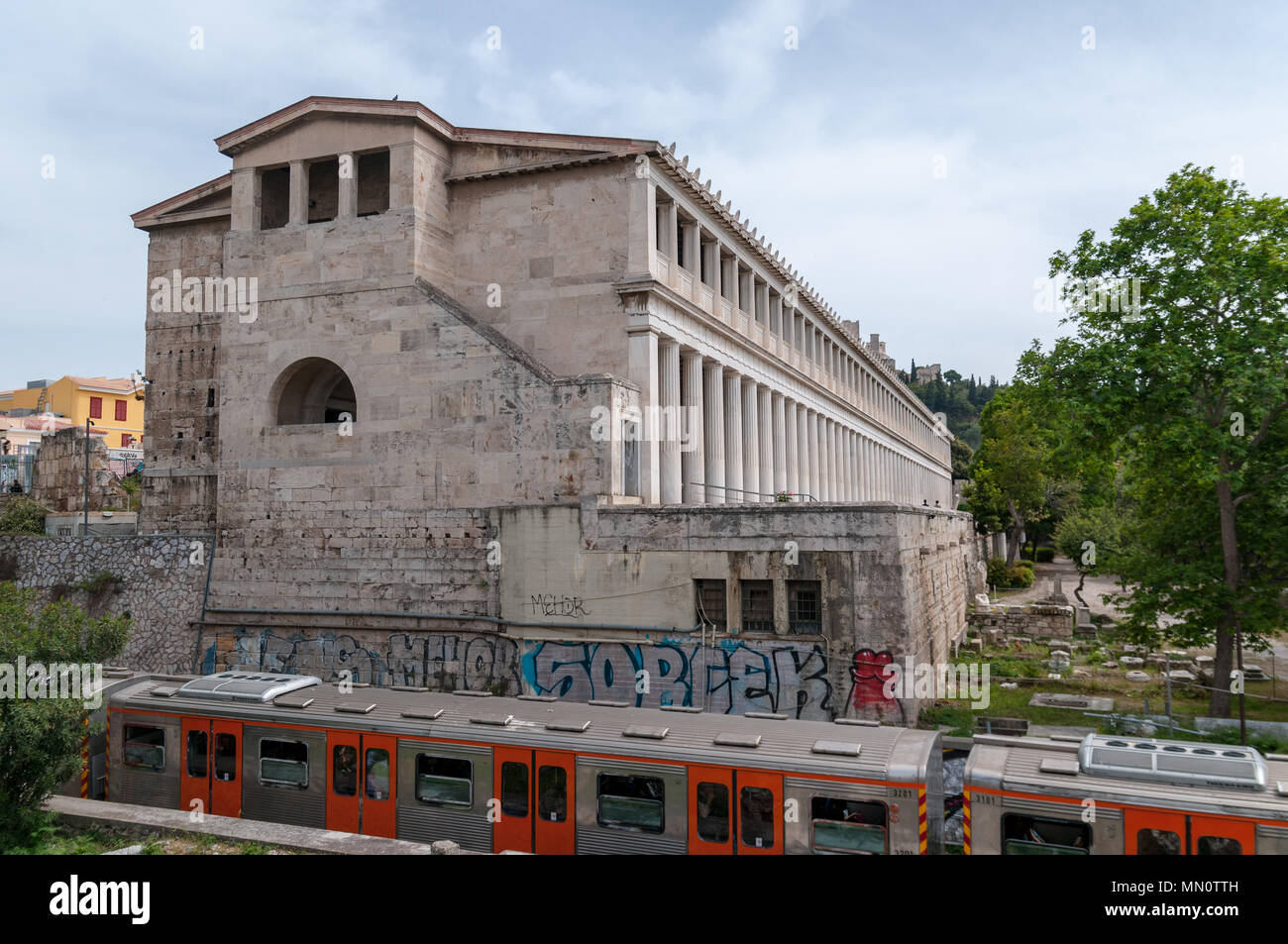 Athen, Griechenland, 17. April 2017: Die Stoa des Attalos in die antike Agora von Athen, Griechenland. Stockfoto