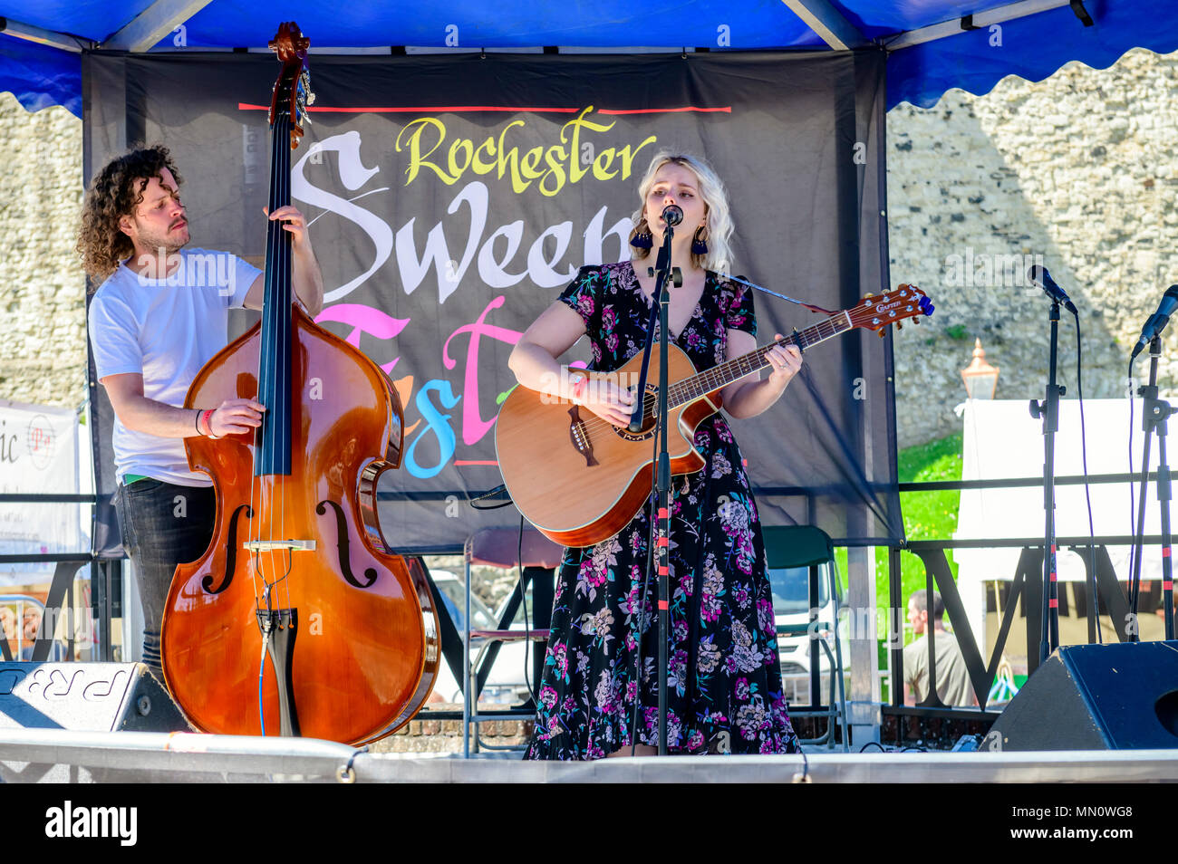Duo mit Gesang und Gitarre spielen und Double base an der Rochester sweeps Festival Stockfoto