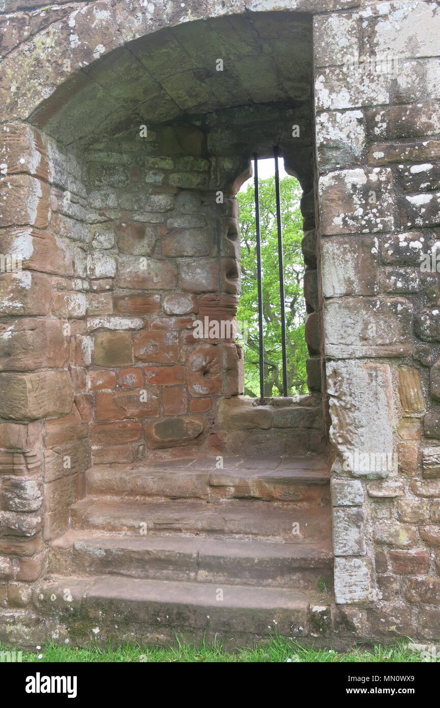 Die imposanten Ruinen von Schloss Kenilworth gehören Mortimer's Turm, von Leicester Torhaus, die Halten & Große Halle; hochfliegende Bögen & rocky Türme erkunden Stockfoto