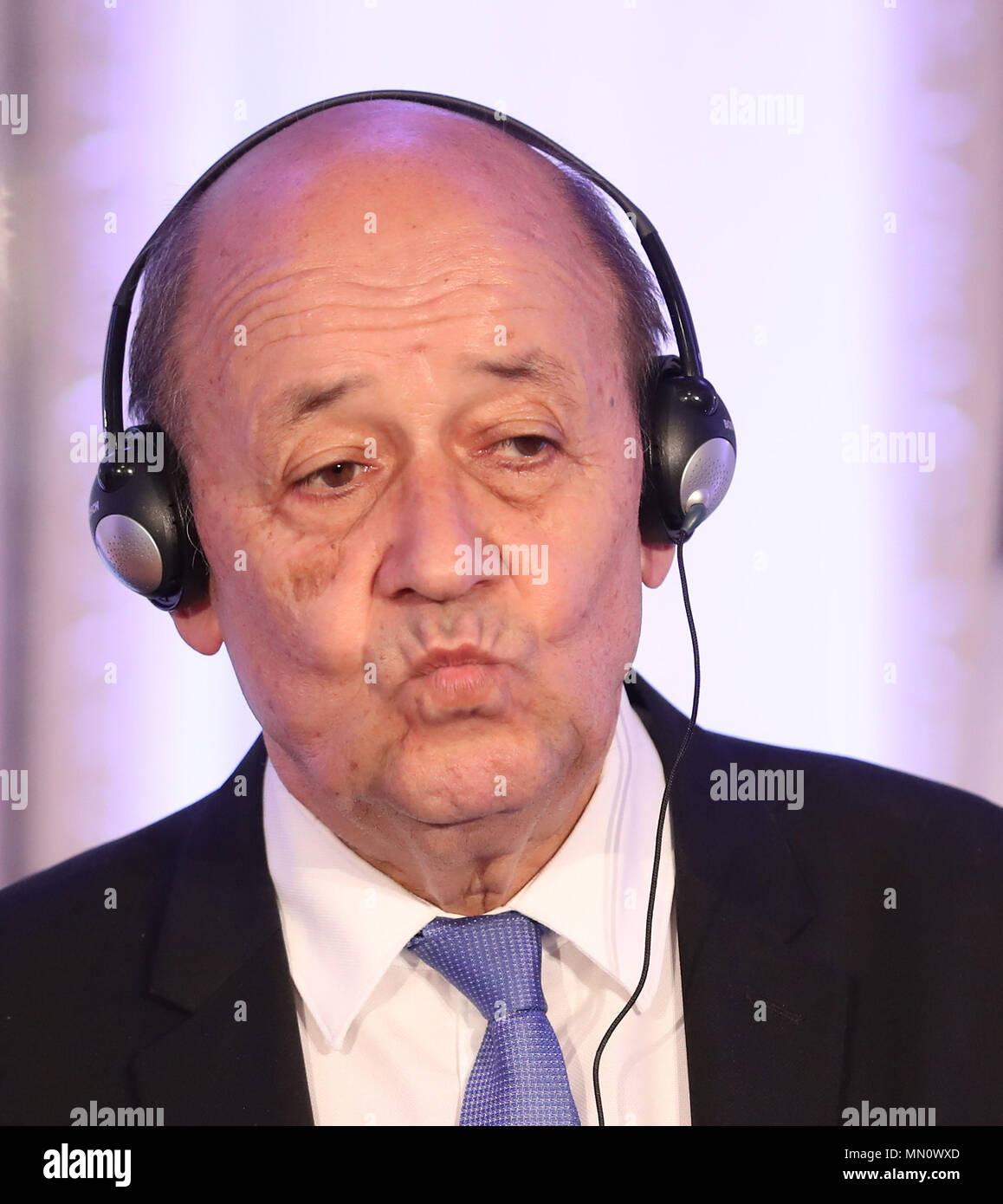 Der französische Minister für Europäische und Auswärtige Angelegenheiten, Jean-Yves Le Drian auf einer Pressekonferenz im Farmleigh House im Phoenix Park, Dublin. Stockfoto