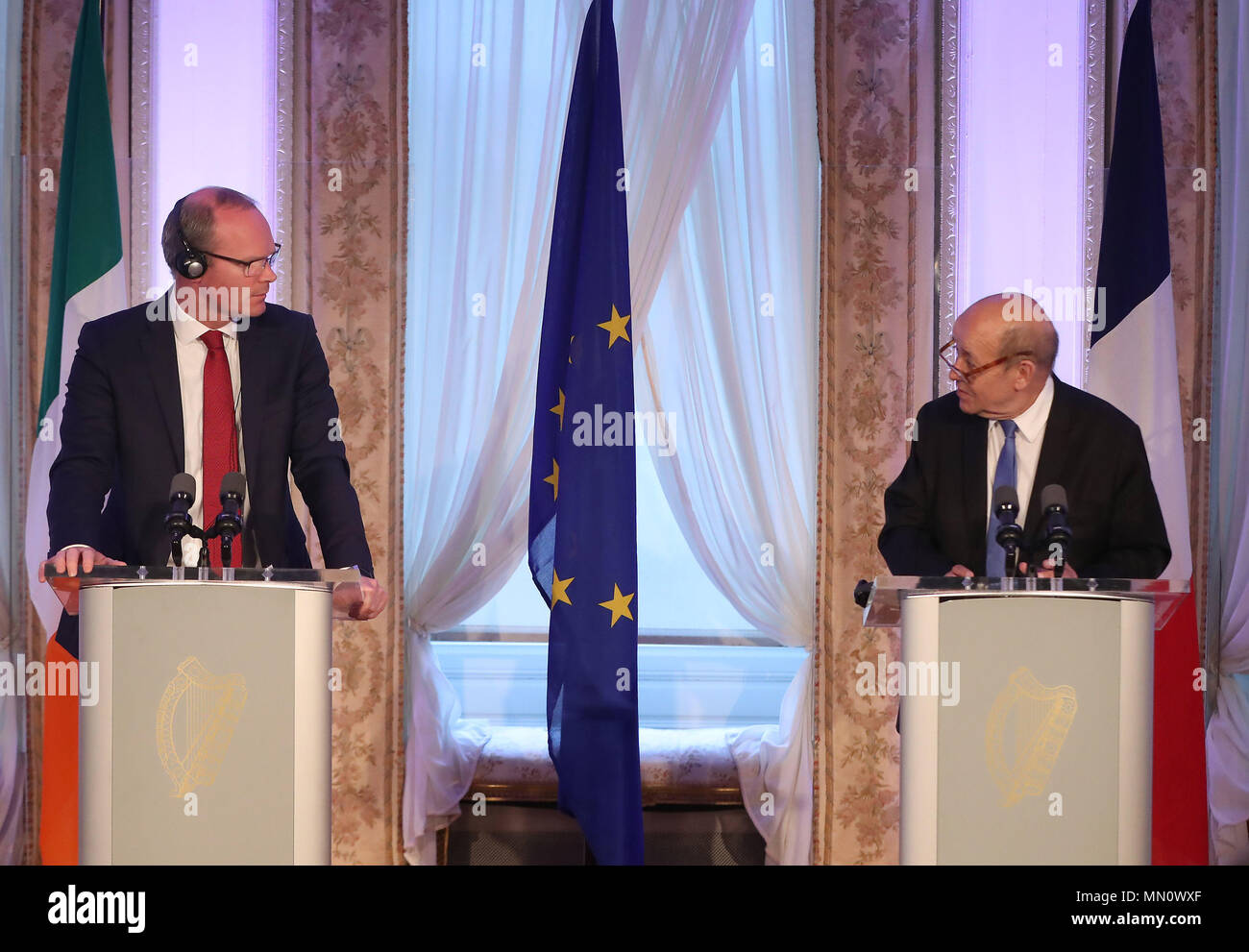 Die T‡ naiste und Minister für Auswärtige Angelegenheiten und Handel, Simon Coveney T.D (links) mit dem französischen Minister für Europäische und Auswärtige Angelegenheiten, Jean-Yves Le Drian auf der Pressekonferenz im Farmleigh House im Phoenix Park, Dublin. Stockfoto