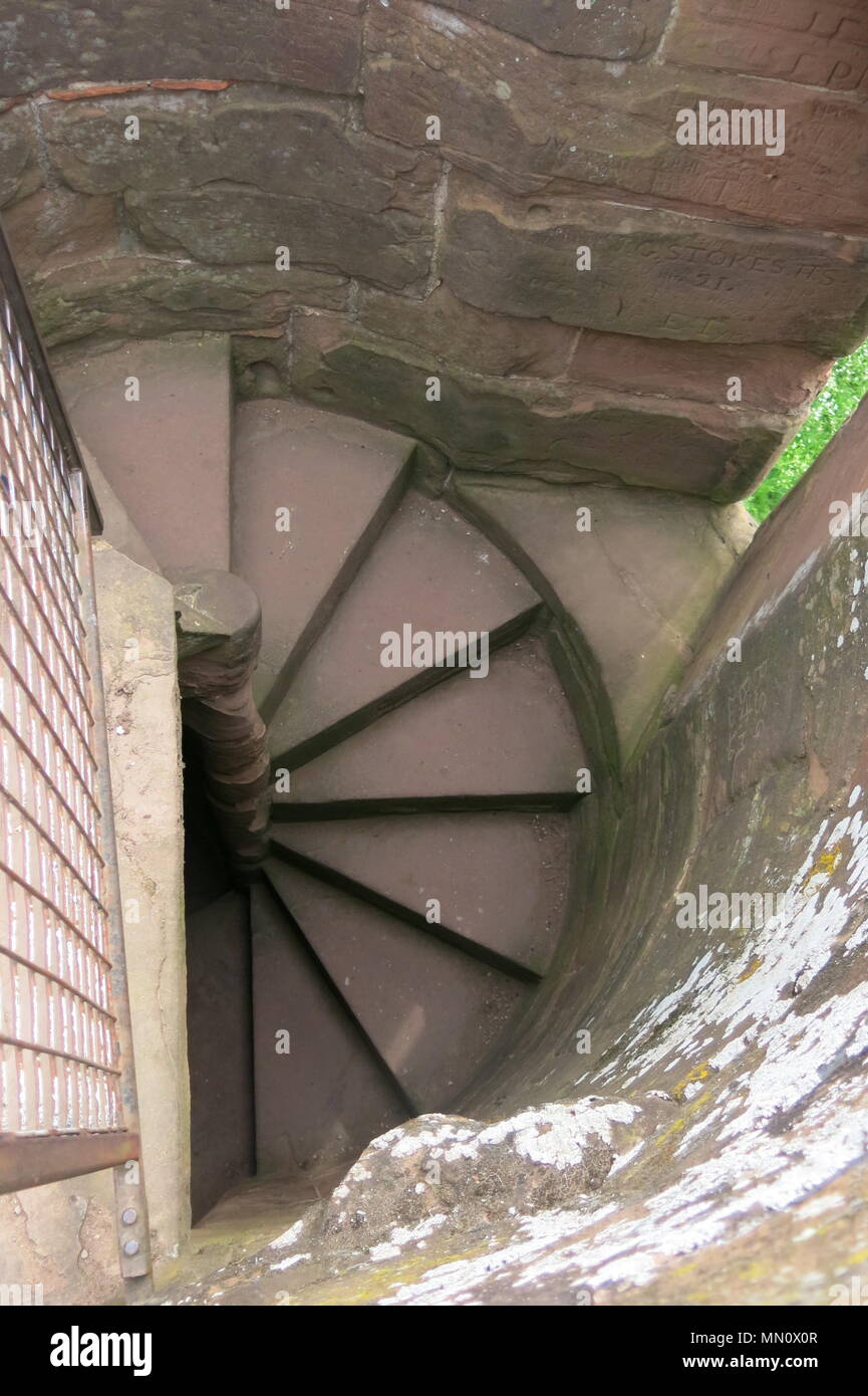 Die imposanten Ruinen von Schloss Kenilworth gehören Mortimer's Turm, von Leicester Torhaus, die Halten & Große Halle; hochfliegende Bögen & rocky Türme erkunden Stockfoto