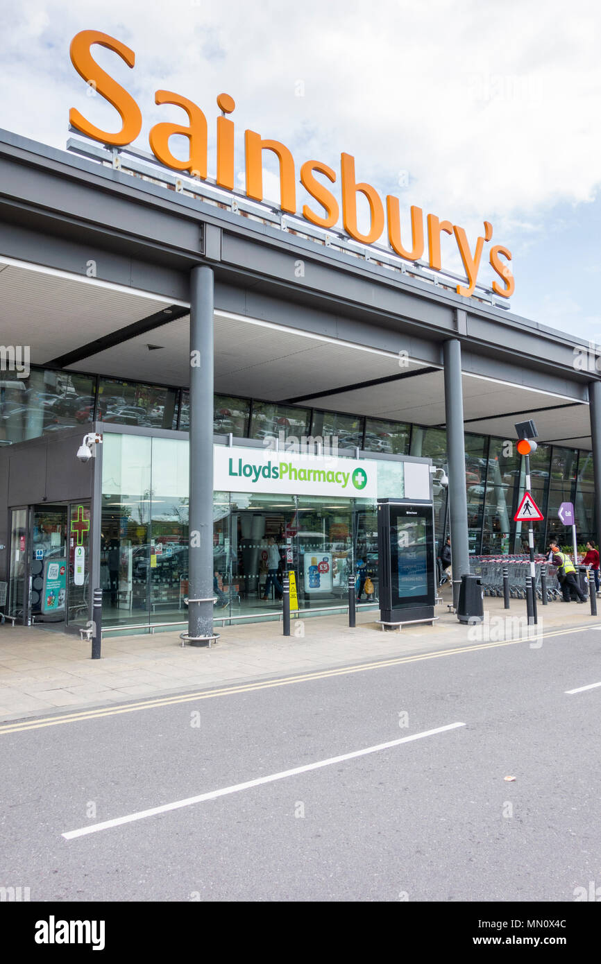 Sainsbury's Supermarkt und Lloyd's Apotheke am unteren Richmond Road, Richmond, TW9 London, Großbritannien Stockfoto