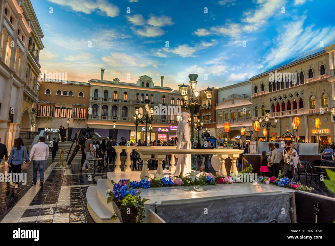 Las Vegas, USA - 27. April 2018: Touristen einen Besuch in der berühmten Venetianischen Hotel und Hallenbad St. Markusplatz in Las Vegas Stockfoto