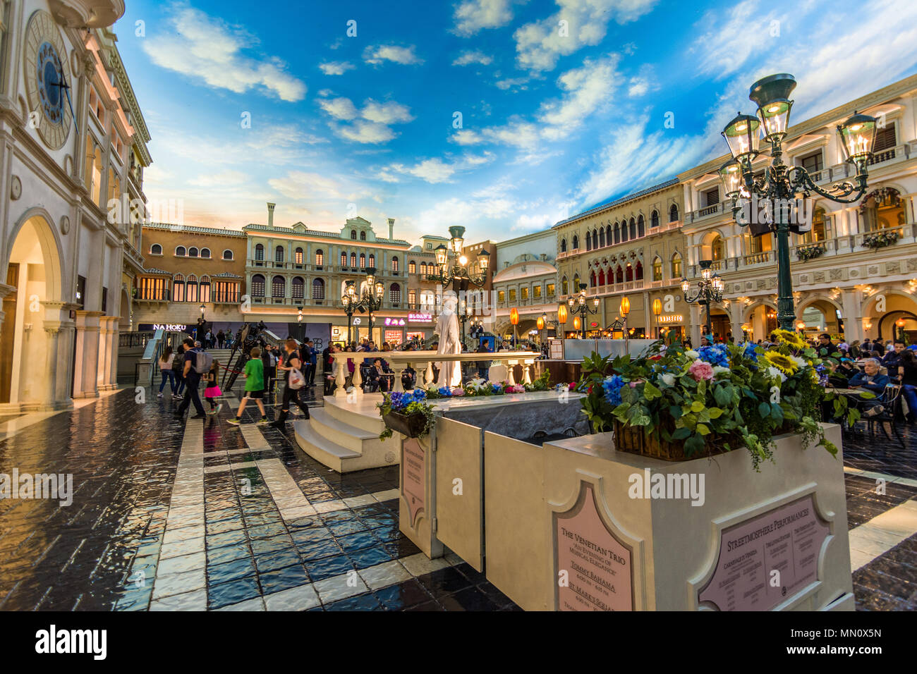 Las Vegas, USA - 27. April 2018: Touristen einen Besuch in der berühmten Venetianischen Hotel und Hallenbad St. Markusplatz in Las Vegas Stockfoto