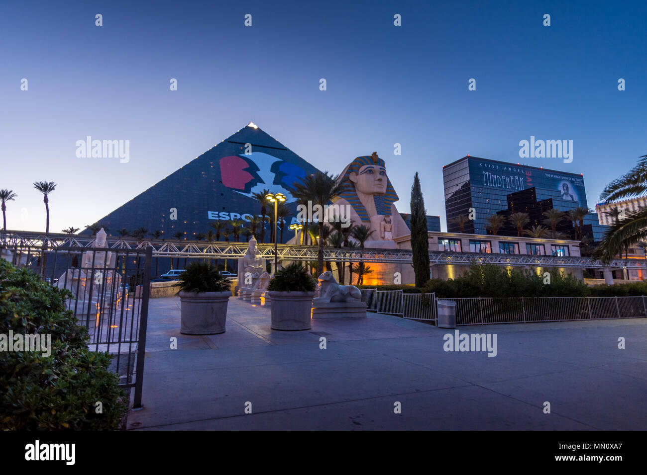 Las Vegas, USA - 28. April 2018: Die berühmte Luxor Pyramide Hotel in Las Vegas als in der Abenddämmerung gesehen Stockfoto