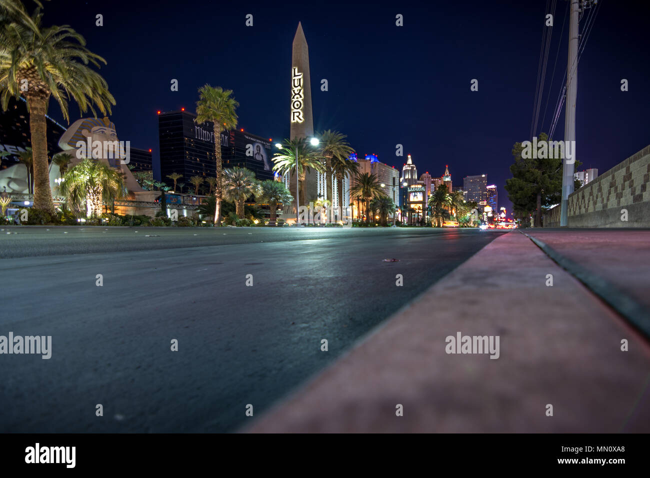 Las Vegas, USA - 28. April 2018: Die berühmte Luxor Pyramide Hotel in Las Vegas als in der Abenddämmerung gesehen Stockfoto