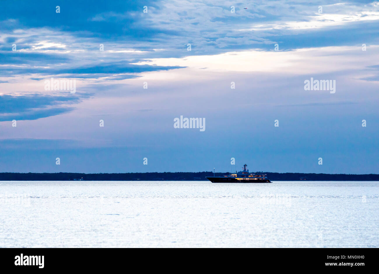 Große Yacht in Peconic Bay aus Long Beach, Sag Harbor, NY Stockfoto