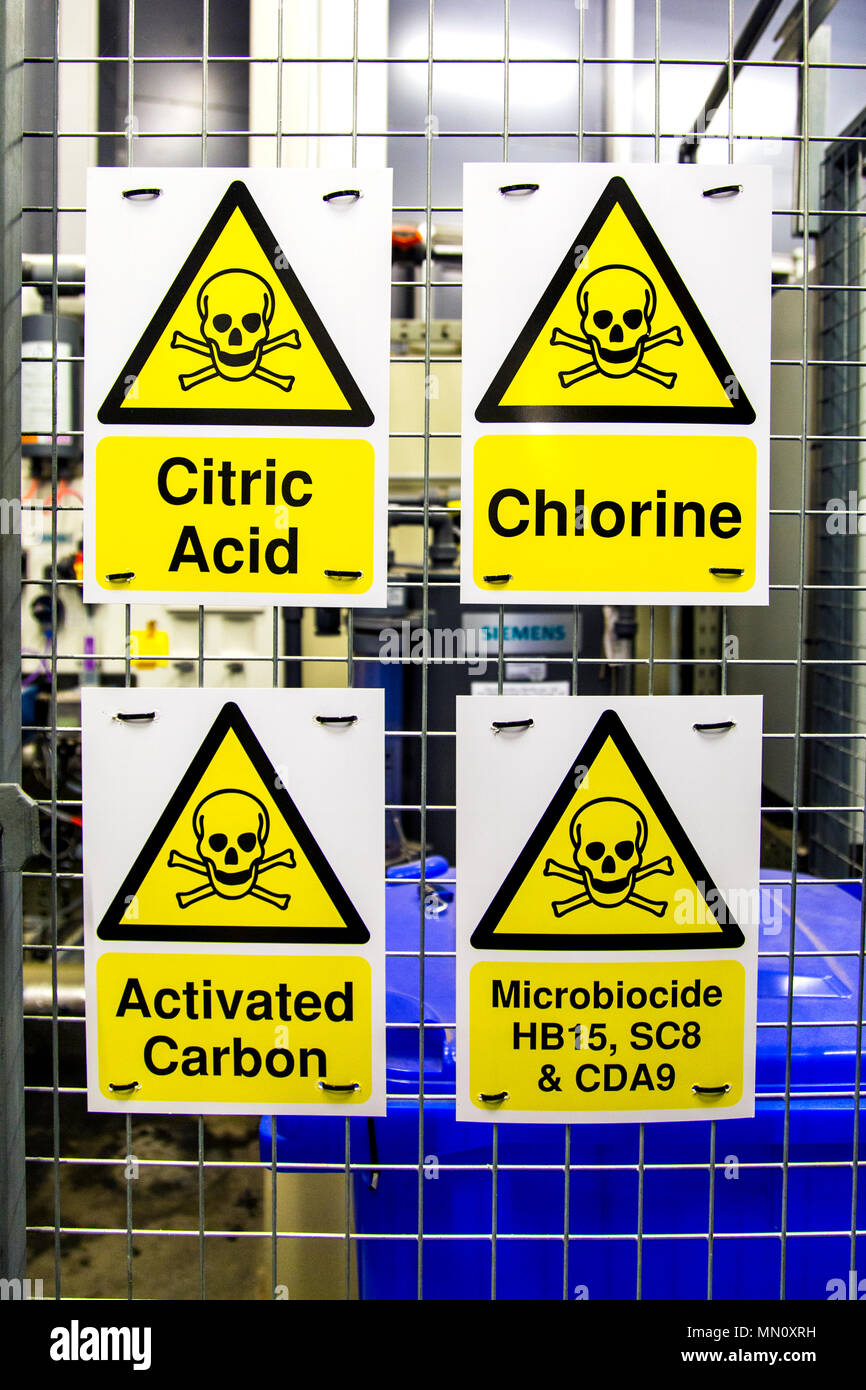 Vier giftig Gefahr gelbes Dreieck Zeichen mit einem Totenschädel für Chlor, Zitronensäure, Aktivkohle und Mikrobiozide HB 15, SC8, CDA 9. Stockfoto