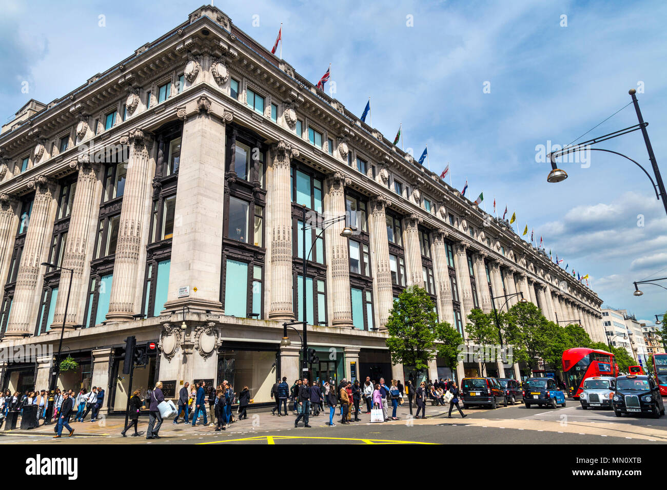 Kaufhaus Selfridges in geschäftigen Einkaufsstraße Oxford Street, London, UK Stockfoto