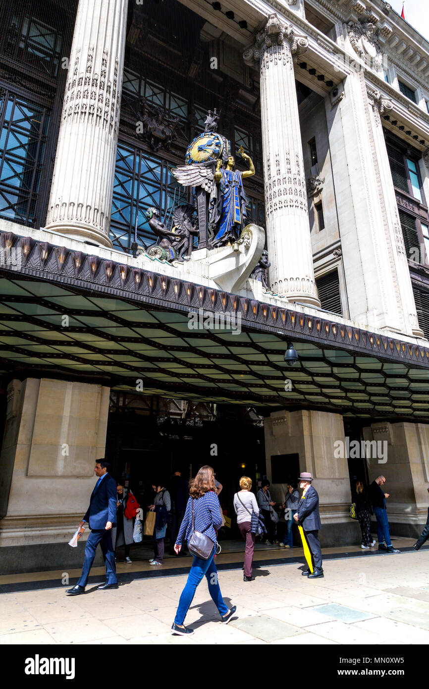 Menschen zu Fuß auf der Oxford Street vor dem legendären Kaufhaus Selfridges mit der Königin von Time Clock von Gilbert Bayes oben, London, UK Stockfoto