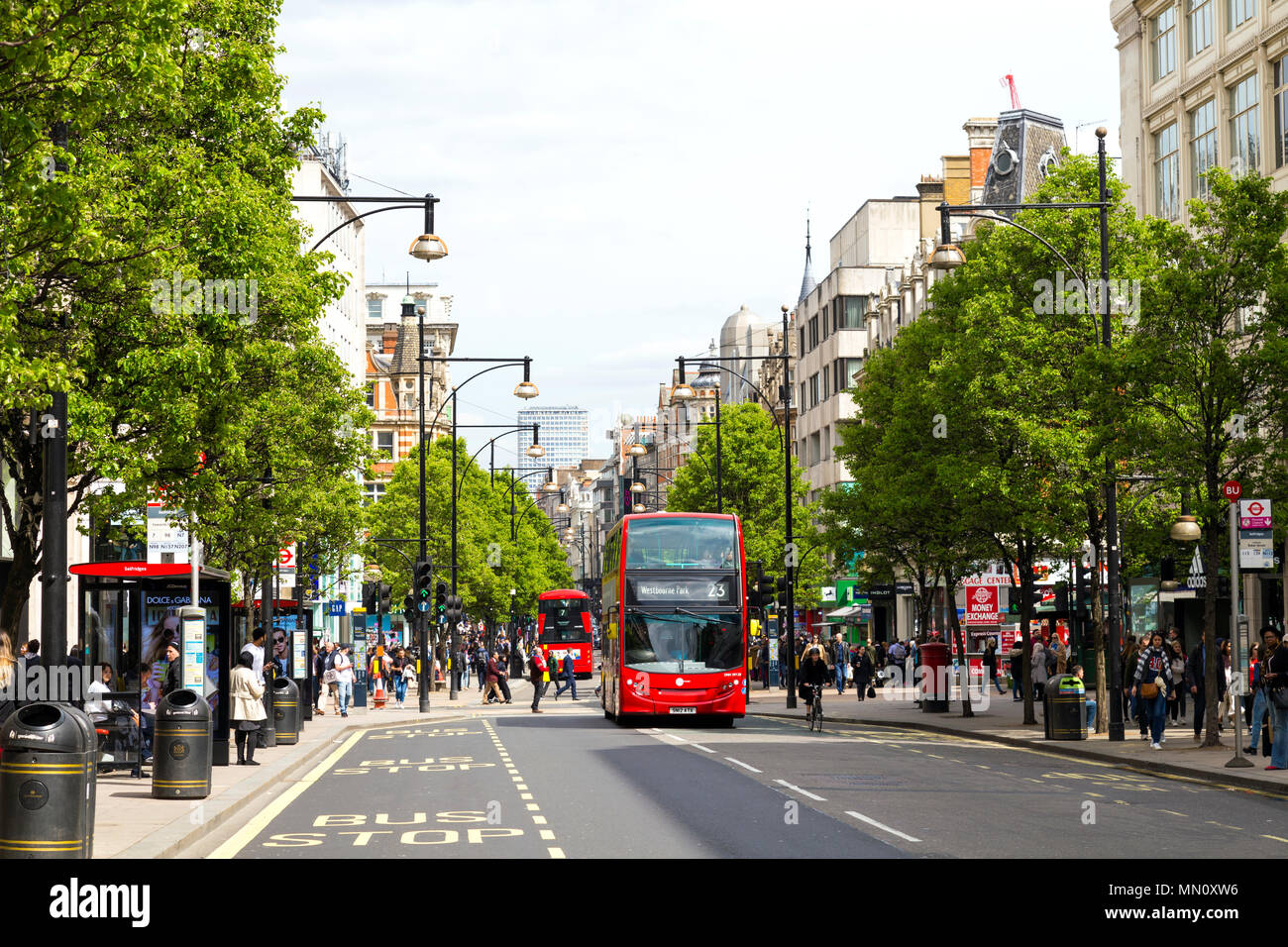 Busse, die nach oben und unten die belebte Einkaufsstraße im Zentrum von London - Oxford Street, London, UK Stockfoto
