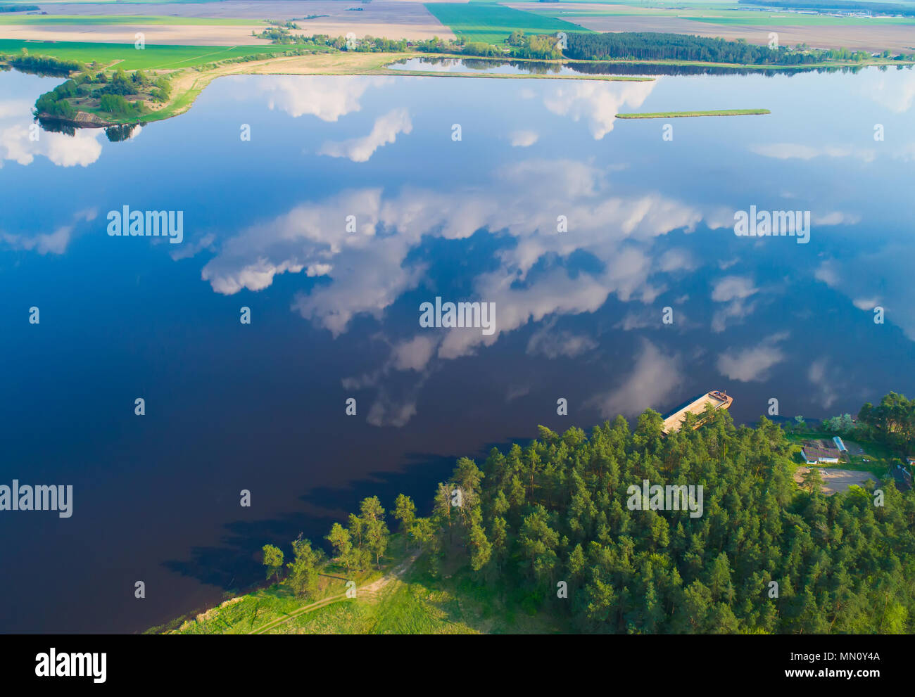 Antenne Landschaft mit See mit ruhigem Wasser und Reflexion von weißen Wolken. Sommer natürlichen Hintergrund. Stockfoto