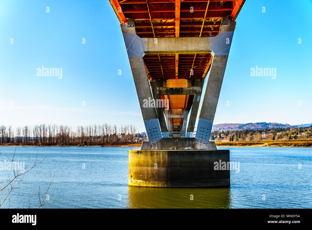 Die eindrucksvolle Ausgangspunkt der Mission Brücke über den mächtigen Fraser River durch die Matsqui Deich in Abbotsford im wunderschönen British Columbia Kanada Stockfoto