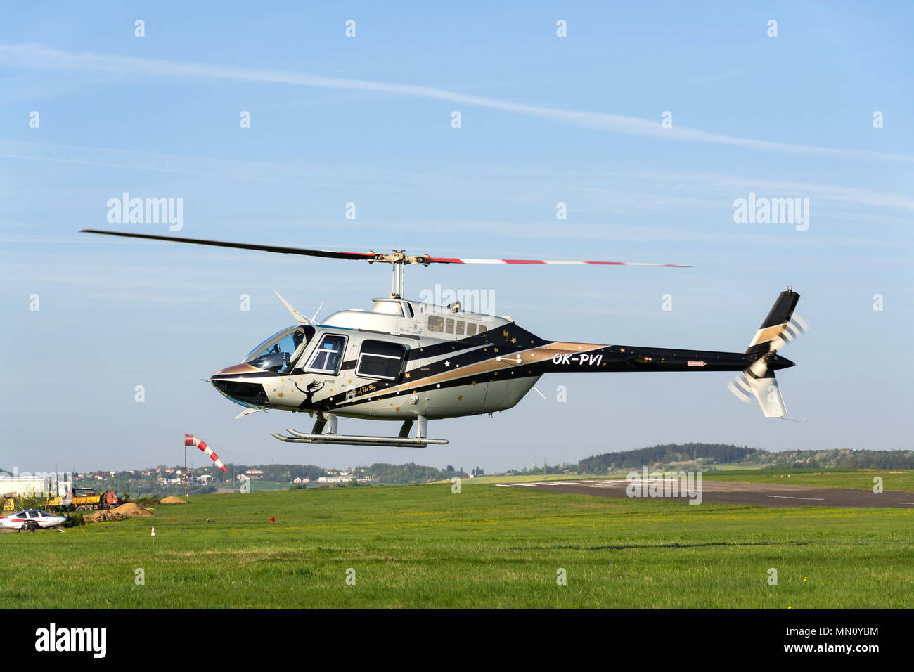 PRIBRAM, TSCHECHISCHE REPUBLIK - 25 April 2018: Bell 206B JetRanger III 2-flügelige Hubschrauberlandeplatz am 25. April 2018 in Semily, Tschechien. Stockfoto