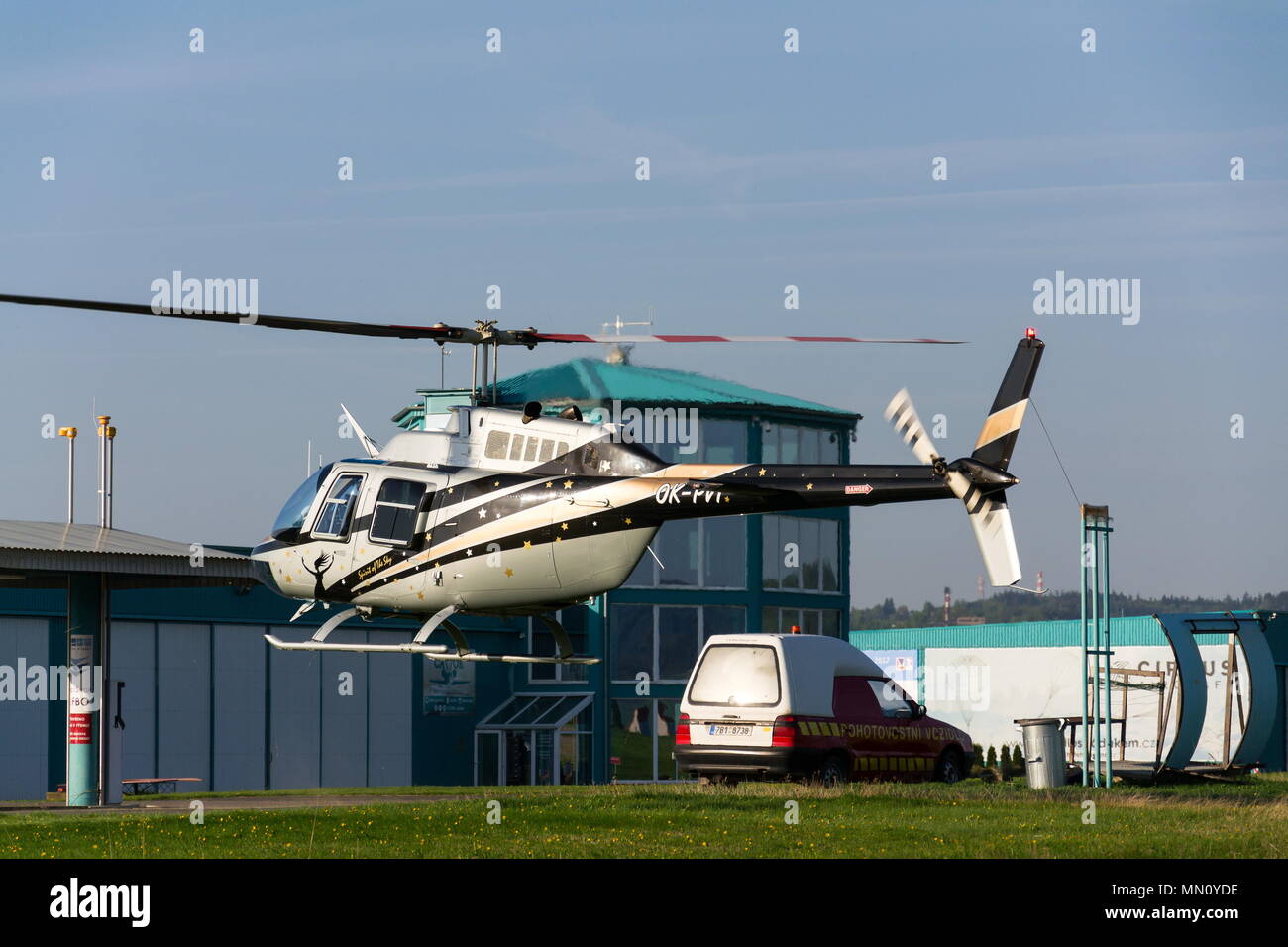 PRIBRAM, TSCHECHISCHE REPUBLIK - 25 April 2018: Bell 206B JetRanger III 2-flügelige Hubschrauberlandeplatz am 25. April 2018 in Semily, Tschechien. Stockfoto