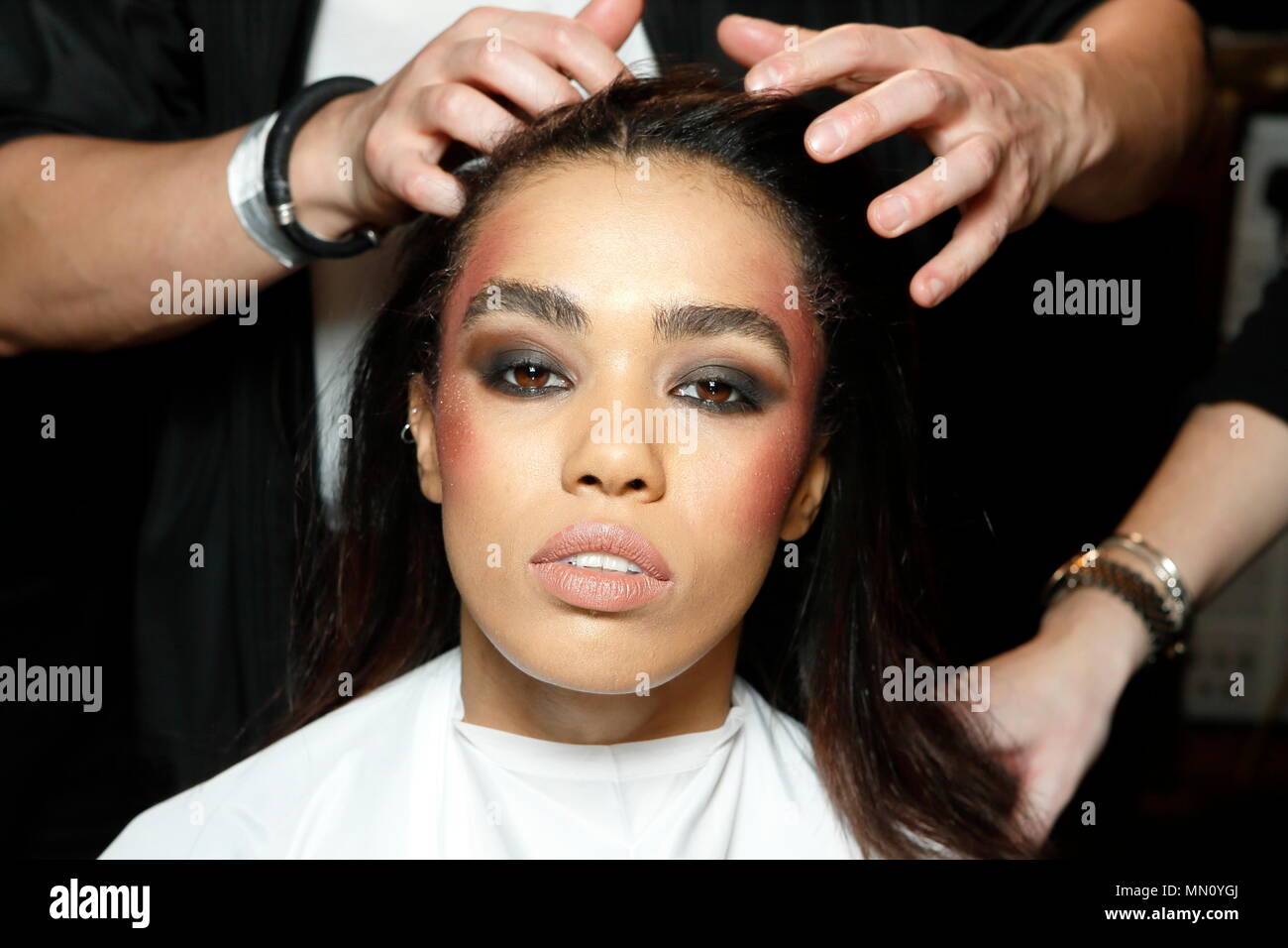 LONDON, ENGLAND - 19. Februar: Fashion Model im Haar und Backstage an der Kristian Aadnevik zeigen während der London Fashion Week Februar 2017 Sammlungen am 19. Februar in London, England 2017. Stockfoto