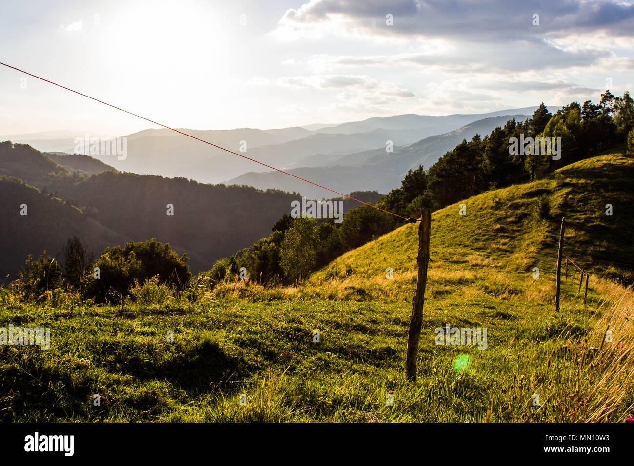 Einen elektrischen Zaun auf einem Berg Stockfoto