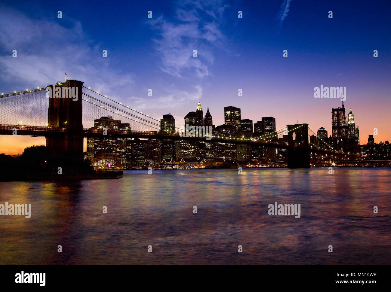 Die Brooklyn Bridge führt zu Lower Manhattan aus Brooklyn über den East River, New York City. Stockfoto