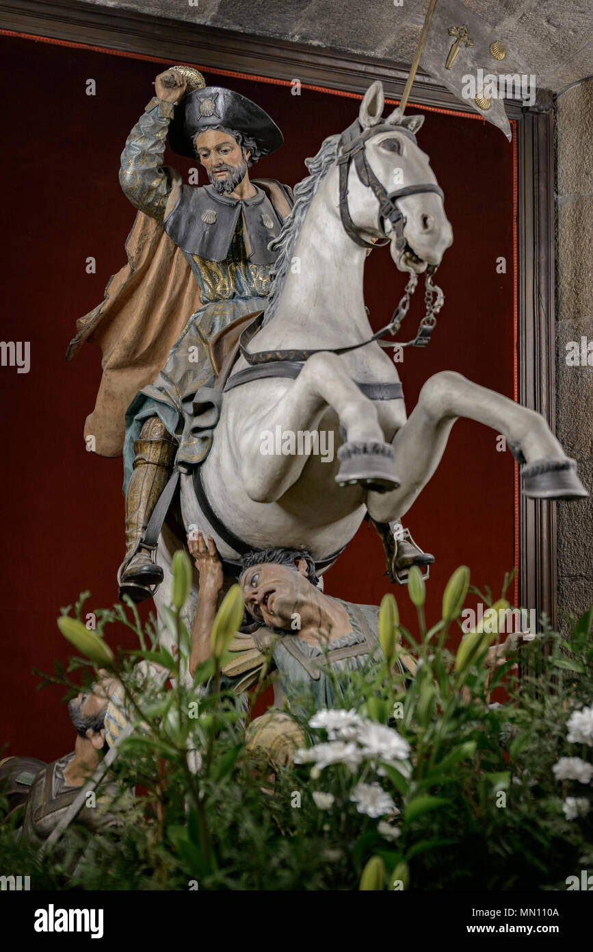 Interieur mit der Skulptur von Santiago Apostol in der Kathedrale von Santiago de Compostela in der Provinz A Coruña, Galicien, Spanien, Europa Stockfoto