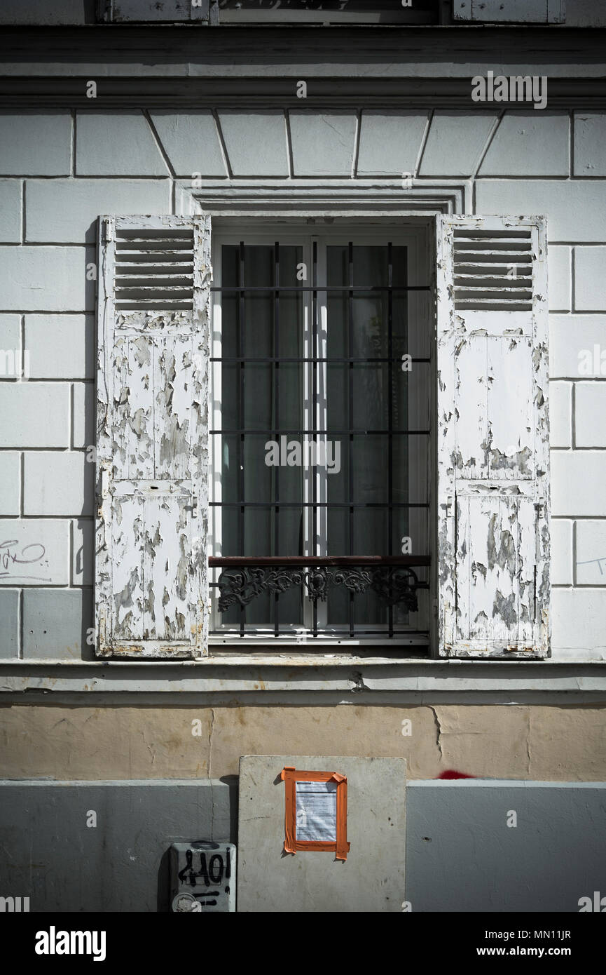 Fenster mit weißen Fensterläden, einer Wohnanlage auf Montmartre Stockfoto