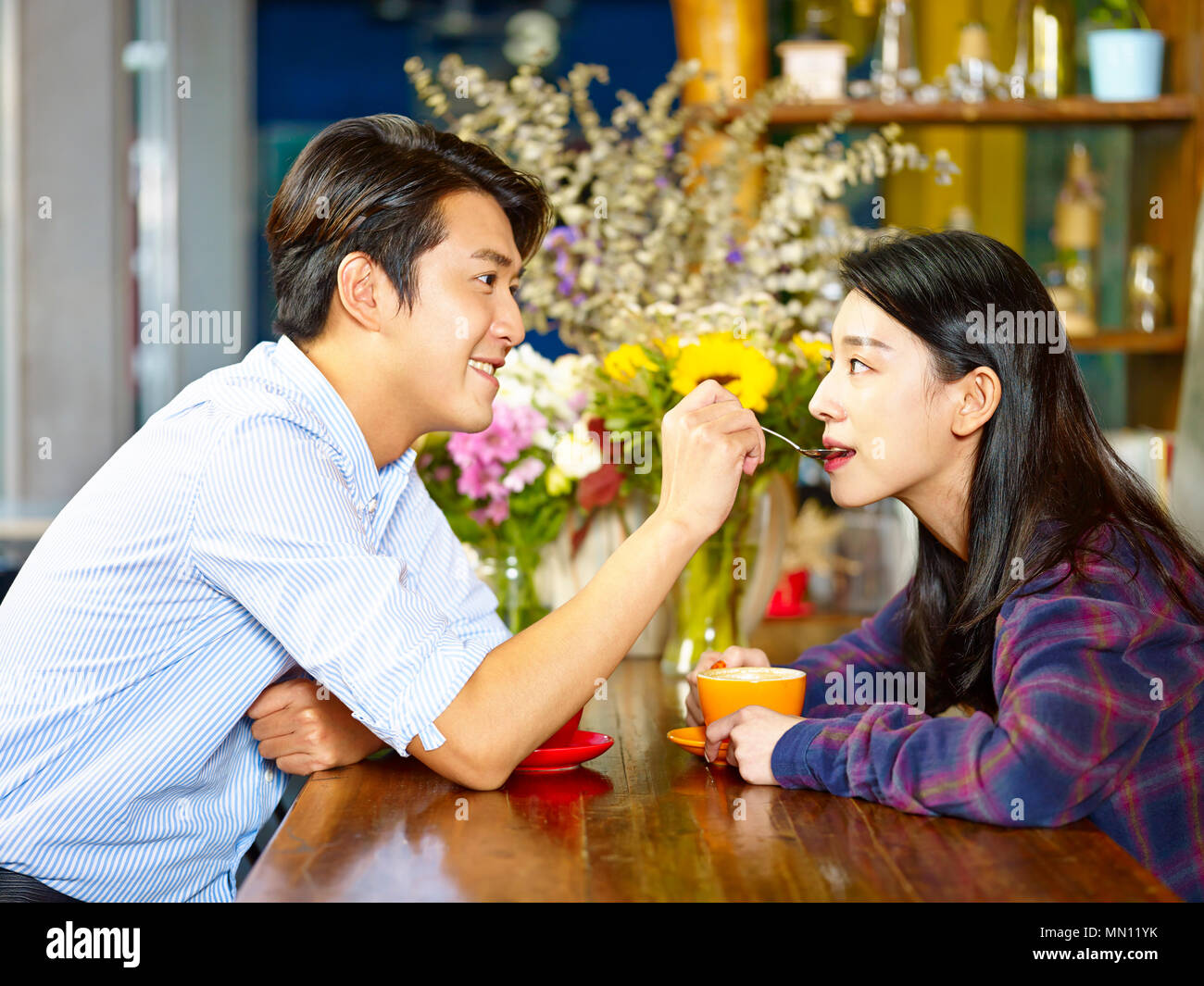 Jungen lieben und VERSPIELTEN asiatischen Paar Spaß im Coffee Shop Stockfoto