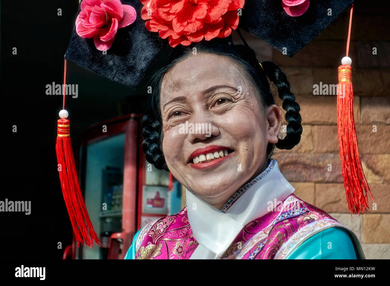 Frau mit traditionellen chinesischen Kostüm, China Town, Thailand, Stockfoto