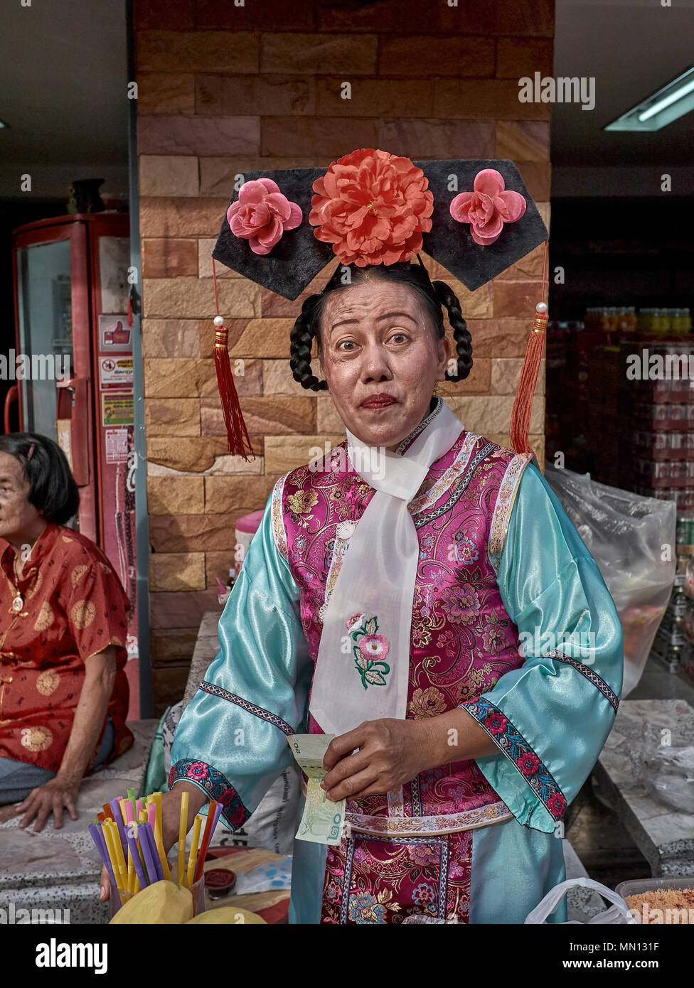 Frau mit traditionellen chinesischen Kostüm, China Town, Thailand, Stockfoto
