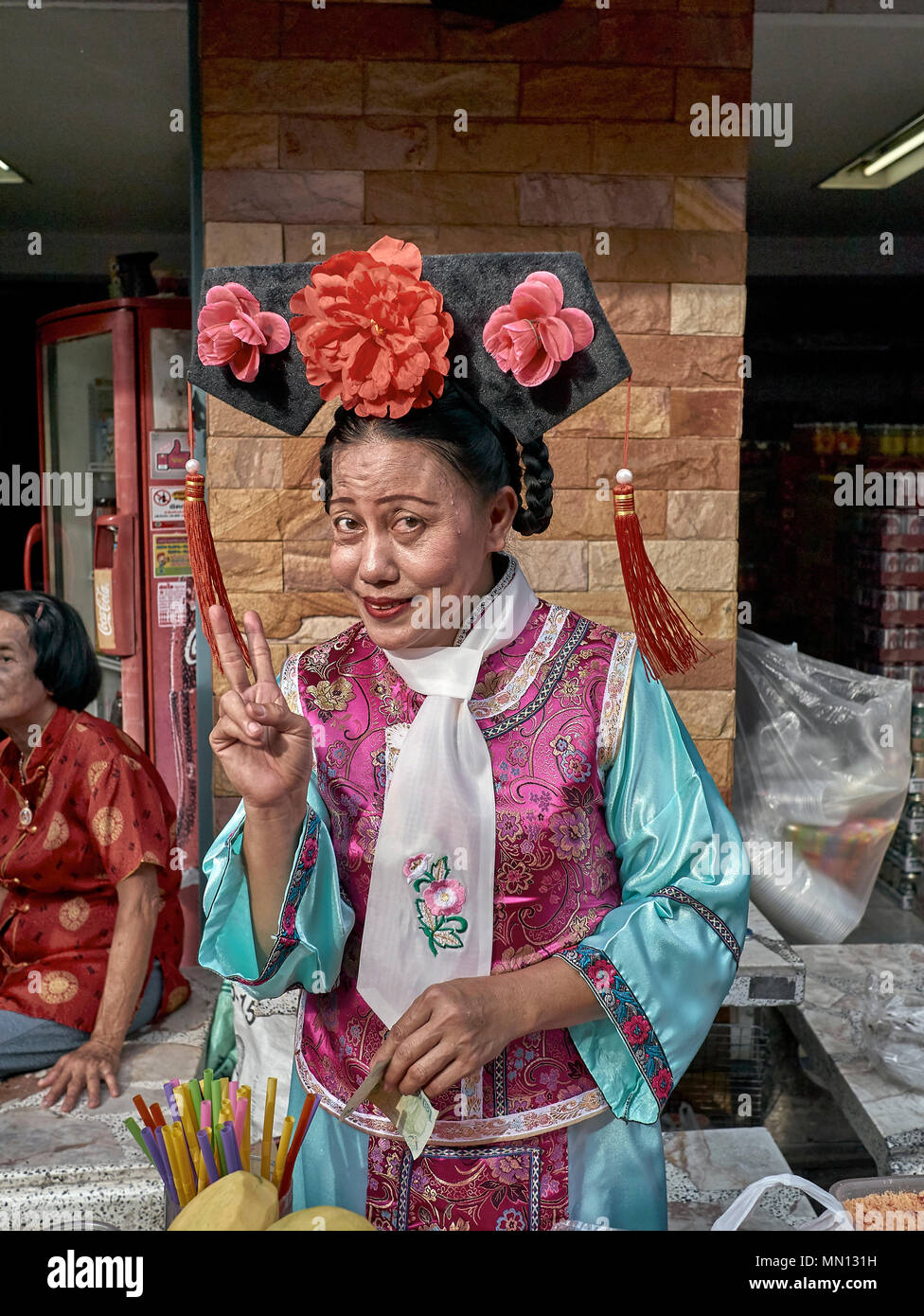 Frau mit traditionellen chinesischen Kostüm, China Town, Thailand, Stockfoto
