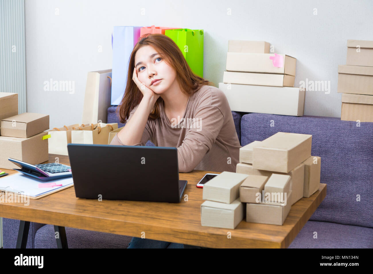 Jungen Asiatischen Online Verkaufer Geschaftsfrau Arbeiten Von Zu