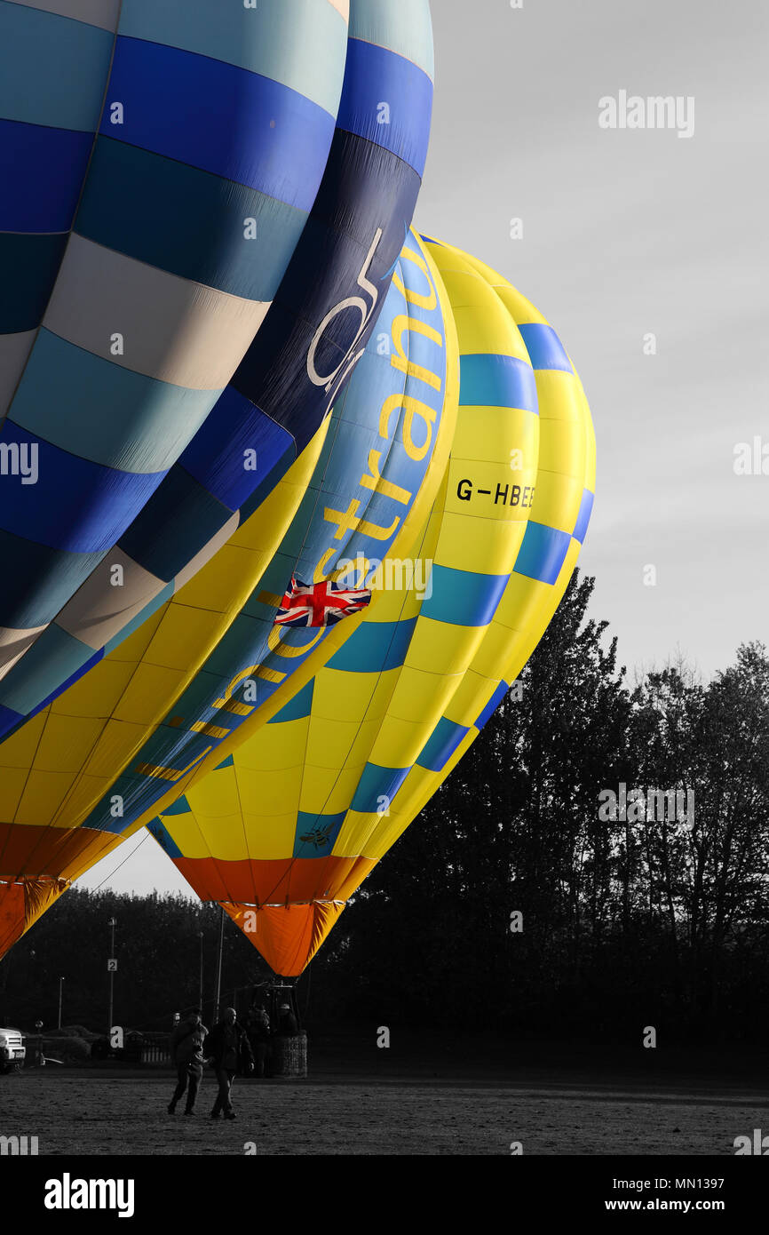 Lindstrand Ballons vorbereiten. Telford Ballon- und Drachenfest, Telford Stadtzentrum, Telford, Shropshire. Vereinigtes Königreich. 12. Mai 2018 Stockfoto