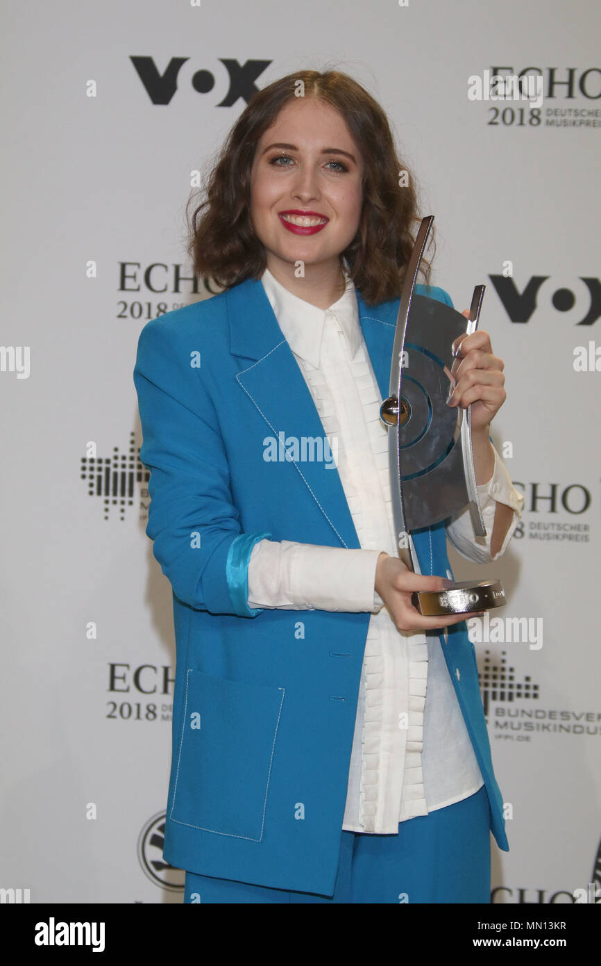 ECHO Music Awards 2018 bei der Messe (Messe) - Ankunft mit: Alice Merton (Gewinnerin Kuenstlerin Pop National) Wo: Berlin, Deutschland Wann: 13 Apr 2018 Credit: Becher/WENN.com Stockfoto